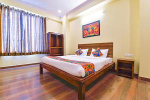 FabHotel Golden Manor Inn