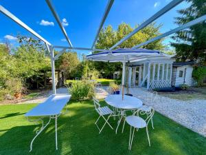 Maison charmante avec jacuzzi et cours deau