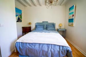 Maison charmante avec jacuzzi et cours deau