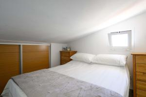 Bungalow moderno con terraza y jardin