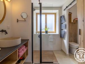 B&B / Chambres d'hotes Chambre d-hotes avec piscine et petit-dejeuner proche d-Angers - FR-1-622-84 : photos des chambres