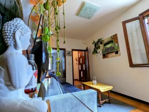 Casa singola con spazio auto e giardino