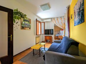 Casa singola con spazio auto e giardino