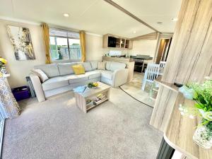 272 Wilksworth Caravan Park - Two Bedroom - Pool Access