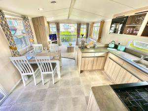 272 Wilksworth Caravan Park - Two Bedroom - Pool Access