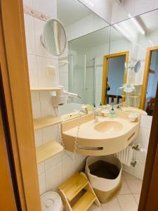 Ferienwohnung Schönblick inklusive Hallenbad, Sauna, Außenpool & Fitnessstudio, familienfreundlich ausgestattet, großes 2-Zimmer-Apartment