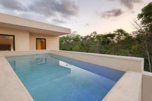 Brand New Lux 4 Bed Villa 2 Pools!