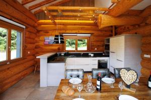 Original chalet en rondins, lOurs Canadien