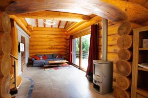 Original chalet en rondins, lOurs Canadien