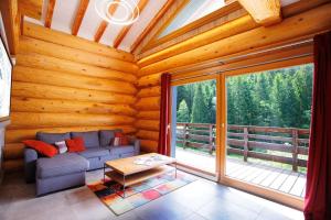 Original chalet en rondins, lOurs Canadien