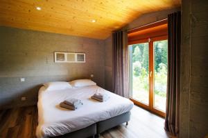 Original chalet en rondins, lOurs Canadien