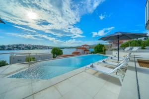 Villa Allina, 5-Bedroom Villa with Panoramic Views, Heated Pool