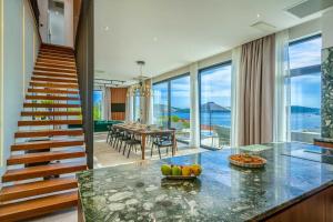 Villa Allina, 5-Bedroom Villa with Panoramic Views, Heated Pool 