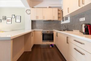 Vibrant apartment next to Acropolis