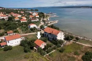 Whole estate just for you, 20m from sandy beach - Cimera