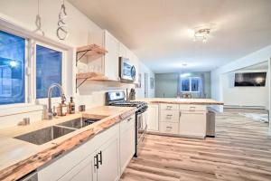 Apartment in Anchorage -10 Mi to Alaska Zoo! apts