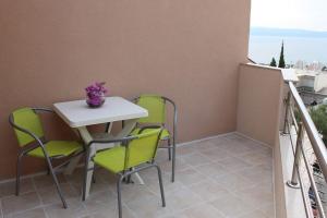 Beautiful green studio apartment