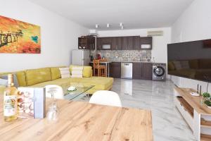 Luxury First Line apartment with pool by the sea