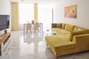 Luxury First Line apartment with pool by the sea