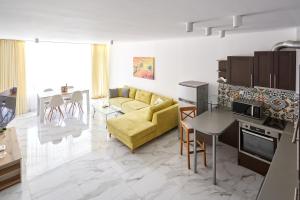 Luxury First Line apartment with pool by the sea