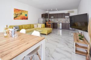 Luxury First Line apartment with pool by the sea