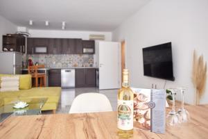 Luxury First Line apartment with pool by the sea