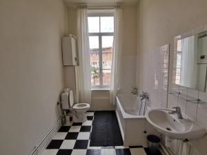 Cozy city centre room with parkview