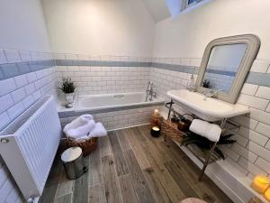 6 Luxury home, near family park and Coffee Shop!