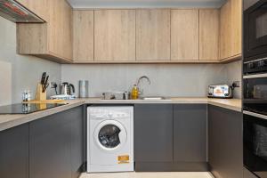 3BR House in Prime Barnet Location with Driveway