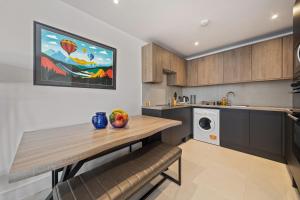 3BR House in Prime Barnet Location with Driveway