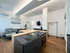 Golden Luxe - Modern Apartment next the beach