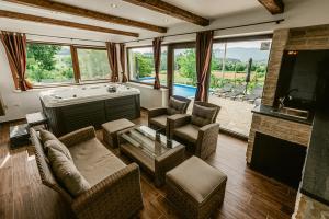 Holiday House Zrinski with Pool, Sauna & Jacuzzi