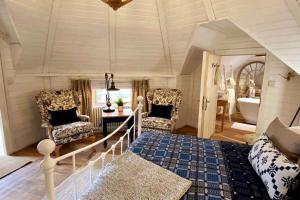 2 - Country cabin Bliss, cosy quiet romantic getaway!