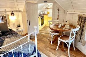 2 - Country cabin Bliss, cosy quiet romantic getaway!