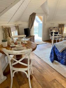 2 - Country cabin Bliss, cosy quiet romantic getaway!