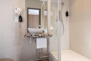 Twin Room room in Hotel Korner Montparnasse