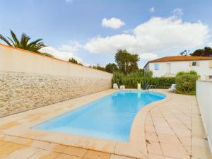 Maisons de vacances Maison pour 7, piscine collective, 2km de la plage : photos des chambres