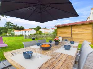 Maisons de vacances Maison pour 7, piscine collective, 2km de la plage : photos des chambres