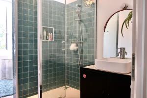 Maisons de vacances MAISON DE CAMPAGNE - Calme & Confort - Jardin Barbecue - Parking et Wifi Gratuit - ESPACE ET DETENTE - Ideal FAMILLE : photos des chambres