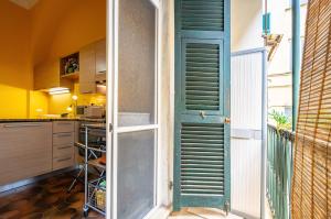 Yellow Apartment near the Train Station with Balcony