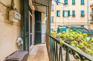 Yellow Apartment near the Train Station with Balcony
