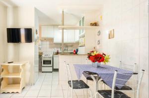 Apt na quadra da praia do Morro com área Lateral