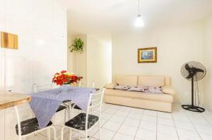 Apt na quadra da praia do Morro com área Lateral