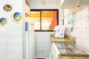 Apt na quadra da praia do Morro com área Lateral