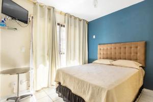 Apt na quadra da praia do Morro com área Lateral