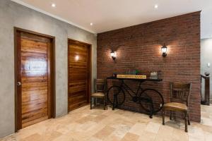 J V BIG FAMILY HOME 4BR 5T&B in Quezon City !!