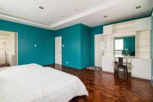 J V BIG FAMILY HOME 4BR 5T&B in Quezon City !!