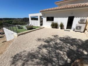 Belle contemporaine avec piscine proche dAix en Provence