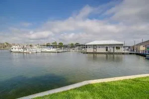 Chic Montgomery Condo with Balcony and Pool Access! - Willis