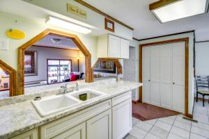 Bull Shoals Lake Home at Beaver Creek Marina!